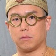 严肃活泼的神情