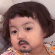 可她又对我笑了