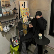 骑着骆驼的落难狗