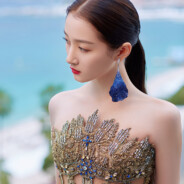 由然而生骑毛驴