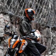 万里悲秋常作客