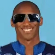 不时以胳膊轻轻肘击邻桌的曼巴同学