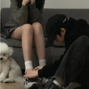 男男睡在地板上