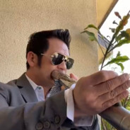 Bằng Kiều hút thuốc lào