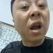 太空人驮着小鳄鱼