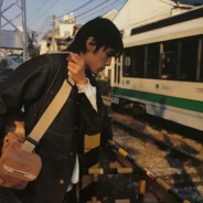 我此刻却只想亲吻你倔强的嘴