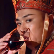 她如樱花般飘落