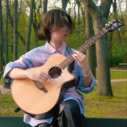 黑色白猫袭击全麦面包