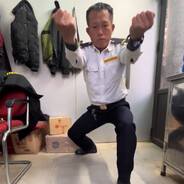 bếp trưởng vặn bếp ga