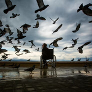 八旬老人殴打有志青年