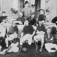 女孩为何穿短裙