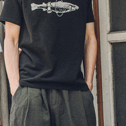 躲在墙角里装死的我