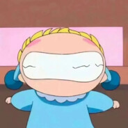 和游泳教练挤一个泳圈