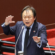 问世坚情为何物