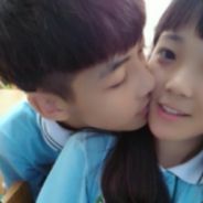 仰望夏日朗朗晴空