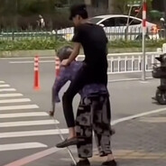 骑老奶奶过马路