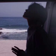 你的头发乱了喔