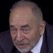 Мужчина сочень муглой кожей