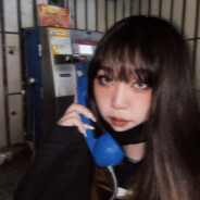 抱著令母的骨灰罈