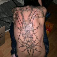 长发纹身穿孔男