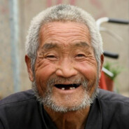 80高龄腿脚不便爱打电动