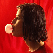 雾气穿过她年轻的脖子