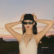 给女大学生涂身体乳