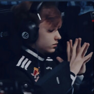 来年与她赏花开