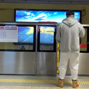 老太太拄拐撵老头