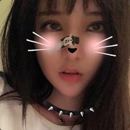 超短裙旁的男孩