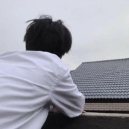 我们背对背拥抱