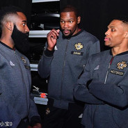 蔡徐坤提M4向你走来