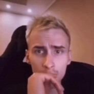 手持美式在后区裹鸡翅