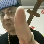 河口开朗爱笑草丛