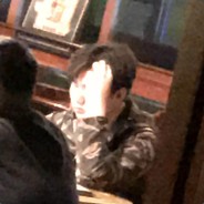 卖香烟的非洲小男孩