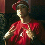 头梳中分        身穿背带