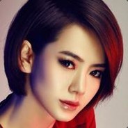 她有一对小虎牙