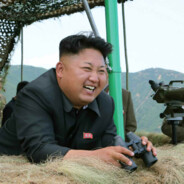 超威红猫蹲着尿尿