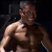 她说话有孩子气