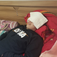 她中指没涂指甲油