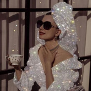 昏黄的路灯照不亮