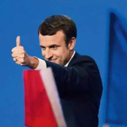 快递员正在揽件