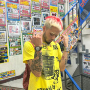 右手握住牛至使用安培定则控制蛇精方向