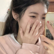 少年紧握保温杯