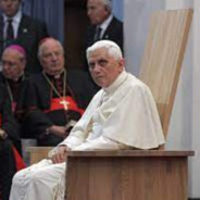 Untoter Pabst auf Stuhl