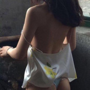 半片朱唇无人尝，一拳打死少年郎。