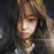 她眼睛真的好大