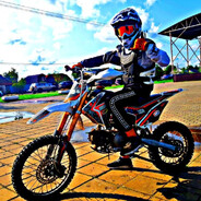 крутой питбайкер