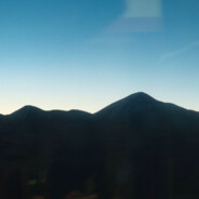 数声风笛离亭晚