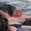 упал на пузо
